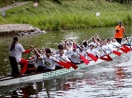 http://archiv.gesamtschule-friedenstal.de/archivalbum/cache/vs_2004-Drachenbootcup_Drachenboot04_02.jpg